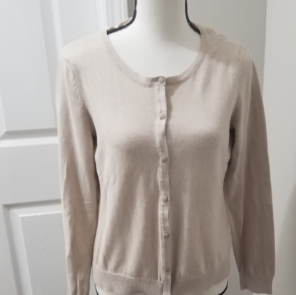 Basic H&M sz M Cream colored long-sleeve sweater